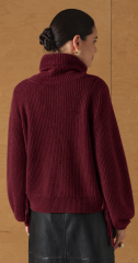 Burgundowy sweter na tle drewna