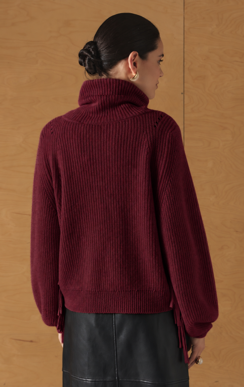 Burgundowy sweter na tle drewna
