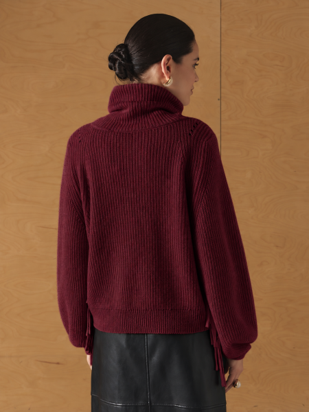 Burgundowy sweter na tle drewna
