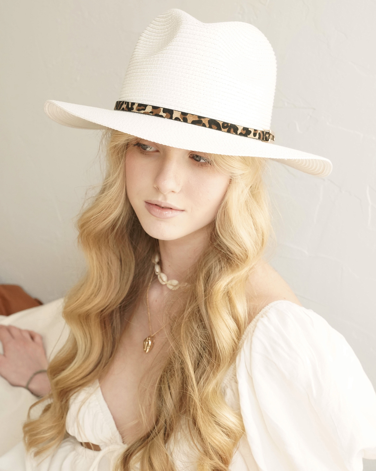 Модный аксессуар лета 2022 - женская шляпа