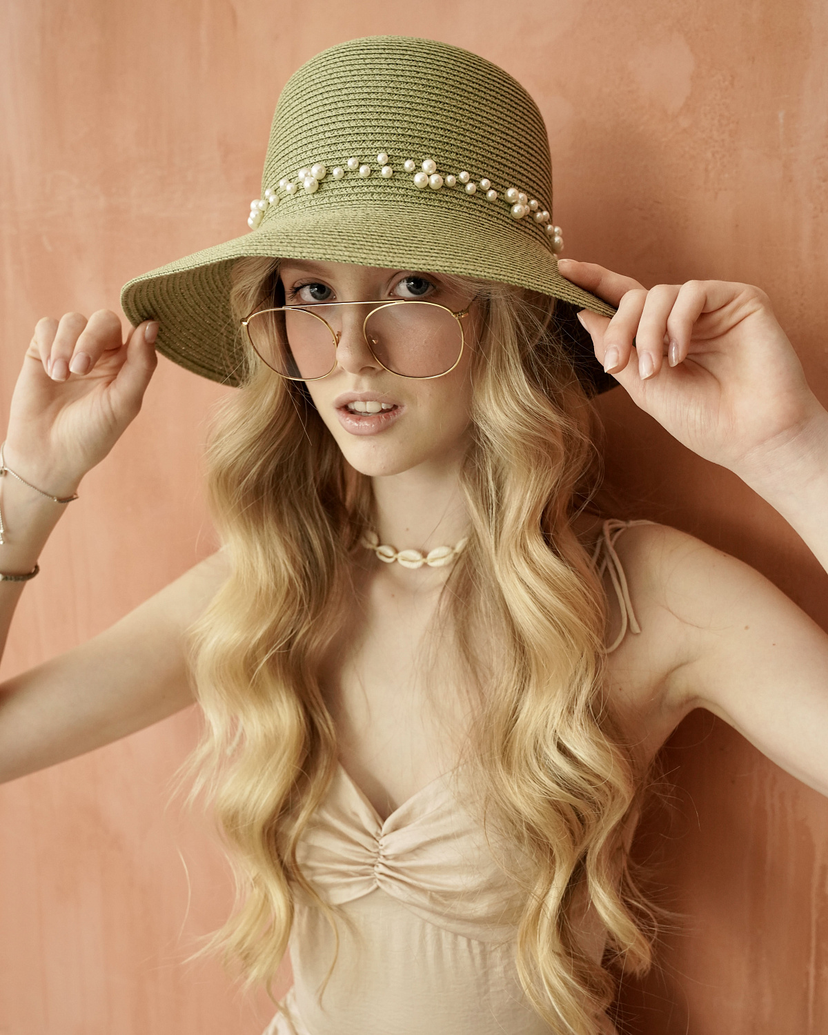 Модный аксессуар лета 2022 - женская шляпа